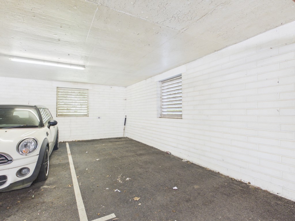 Lot: 85 - MODERN TWO-BEDROOM SECOND FLOOR APARTMENT WITH PARKING - Underground parking space